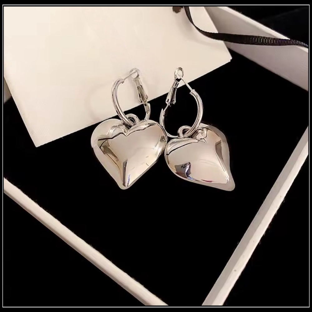 Clearance! NEW SILVER MEGA PUFF HEART HOOP STATEMENT EARRINGS - Picture 3 of 4